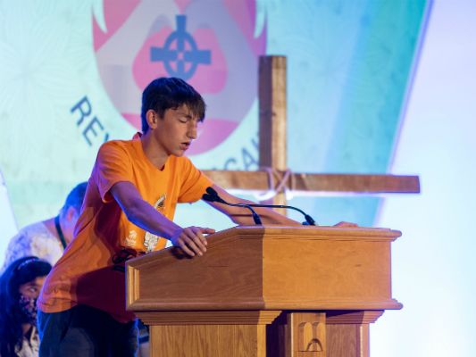 Youth Advisory Delegate offers prayer